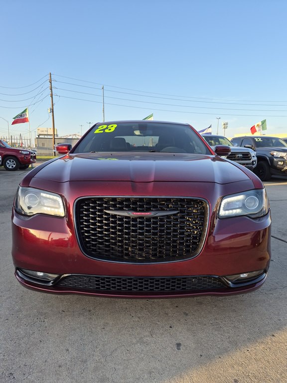 2023 Chrysler 300 Image 2