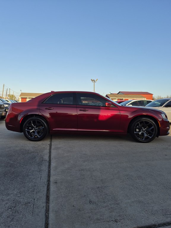 2023 Chrysler 300 Image 4