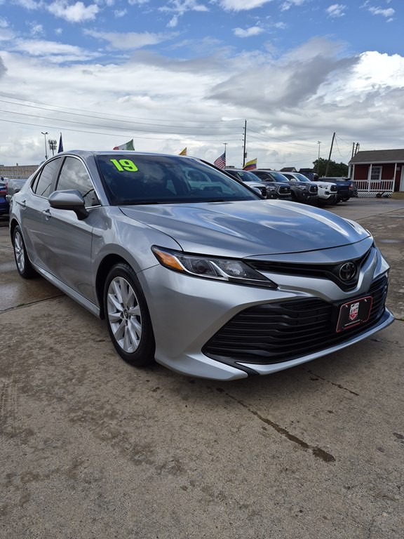 2019 Toyota Camry Image 3