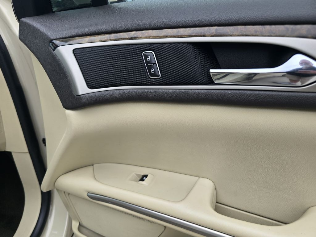 2014 Lincoln MKZ Image 16