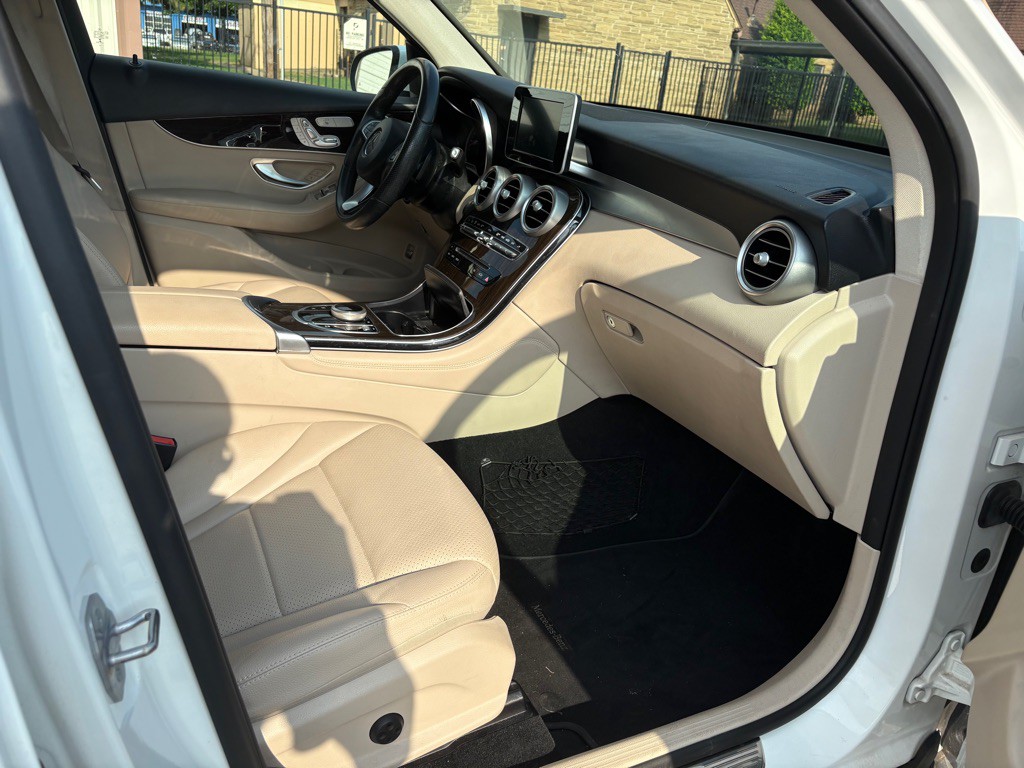 2018 Mercedes-Benz GLC-Class Image 21