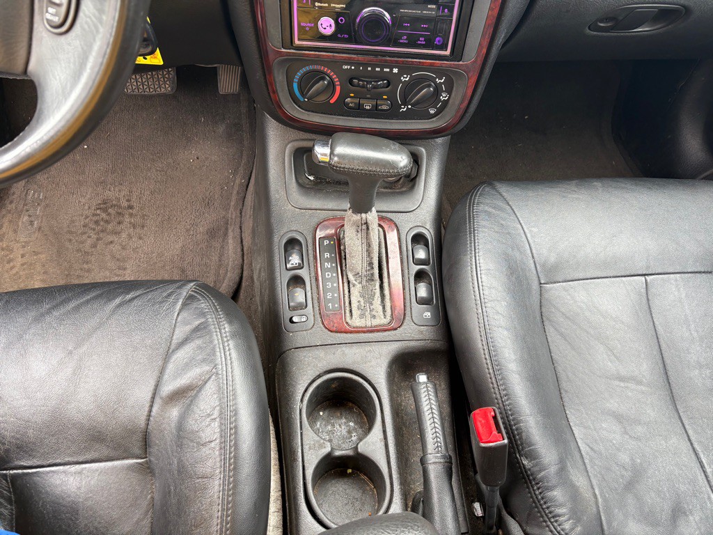 2002 Saturn L300 Image 10