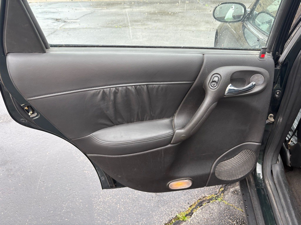 2002 Saturn L300 Image 12