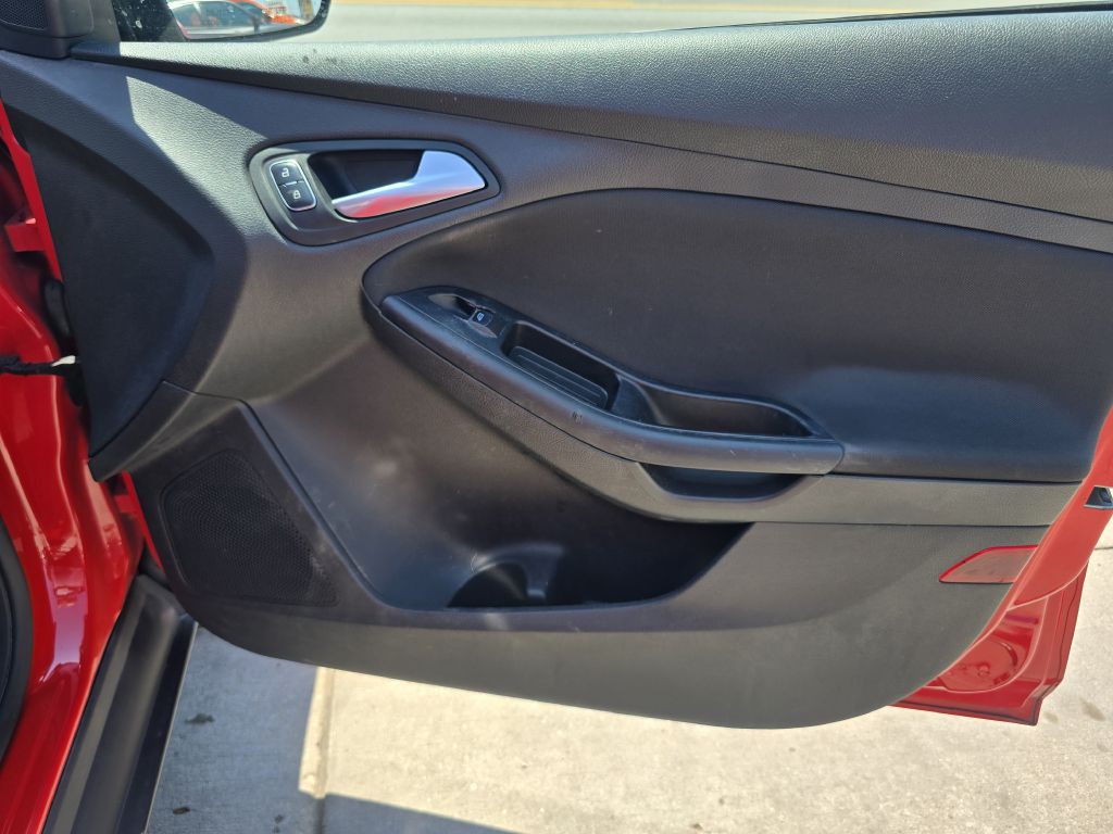 2017 Ford Focus Image 16