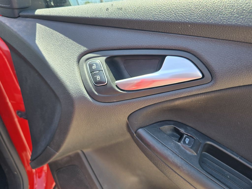 2017 Ford Focus Image 17