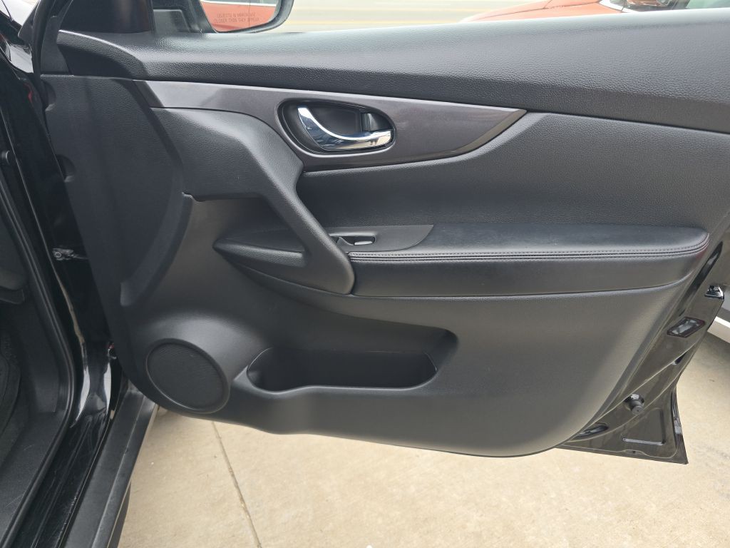 2018 Nissan Rogue Image 16