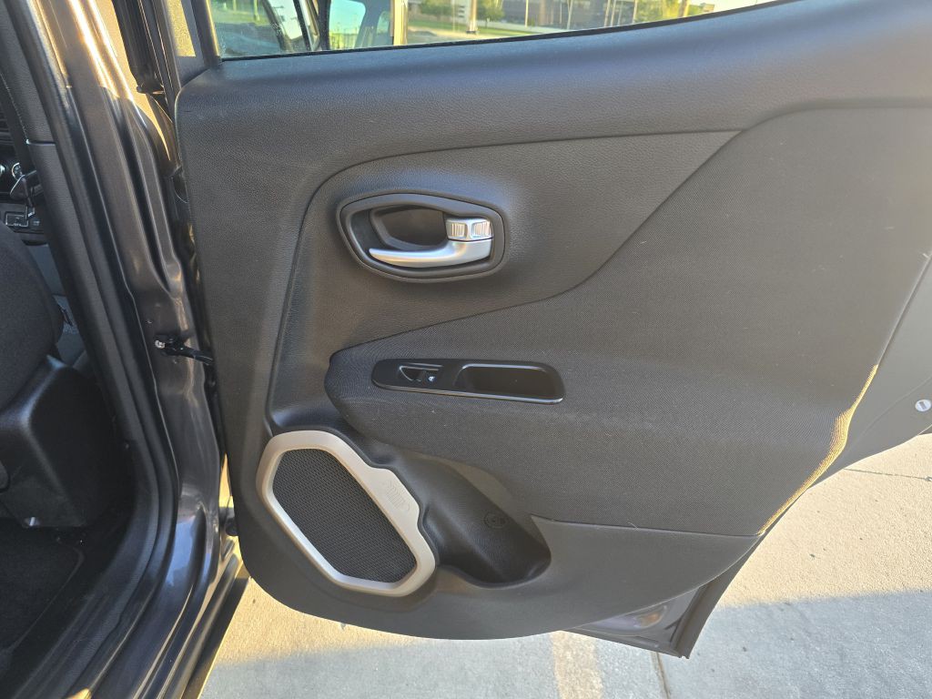 2016 Jeep Renegade Image 24