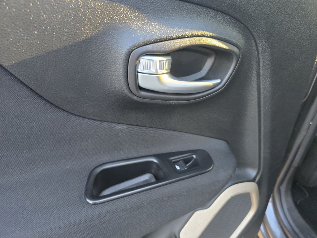 2016 Jeep Renegade Image 30