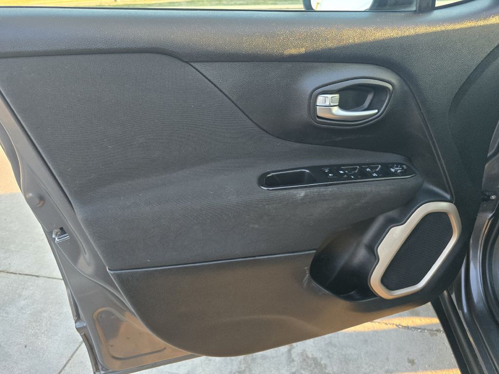 2016 Jeep Renegade Image 32