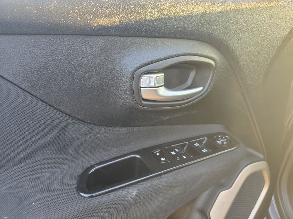 2016 Jeep Renegade Image 33