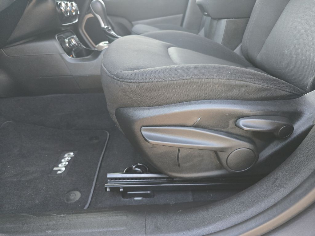 2016 Jeep Renegade Image 35
