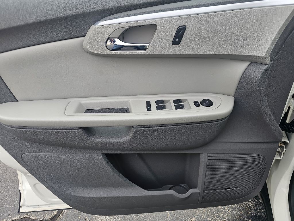 2011 Chevrolet Traverse Image 2