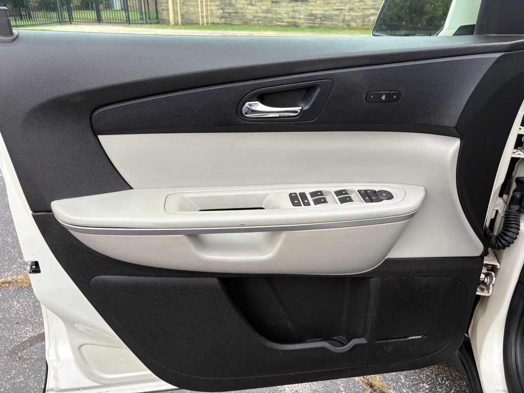 2008 GMC Acadia Image 2