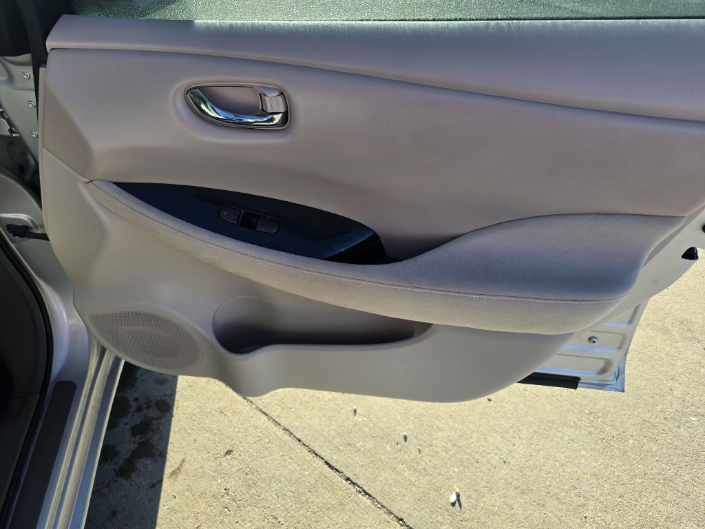 2011 Nissan Leaf Image 16