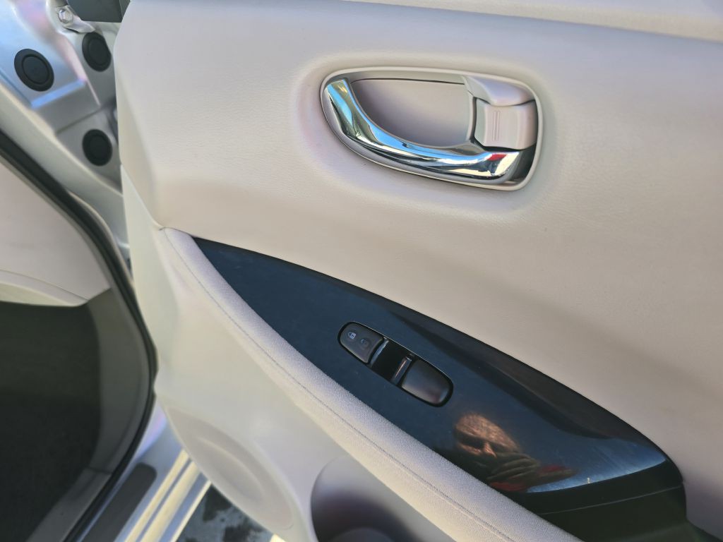 2011 Nissan Leaf Image 17