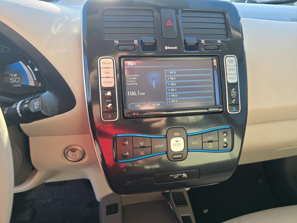 2011 Nissan Leaf Image 33