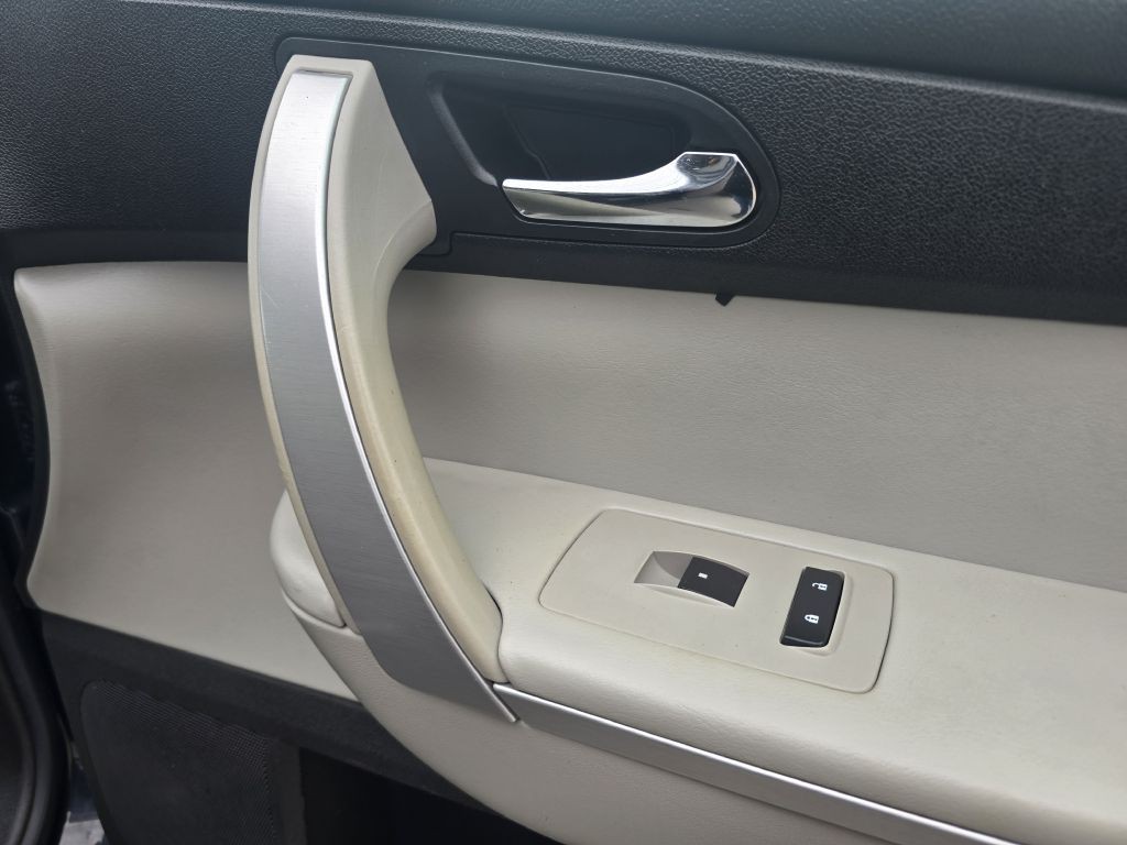 2010 GMC Acadia Image 17