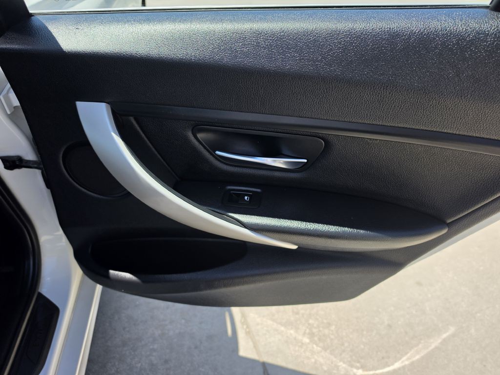 2015 BMW 3 Series Image 25