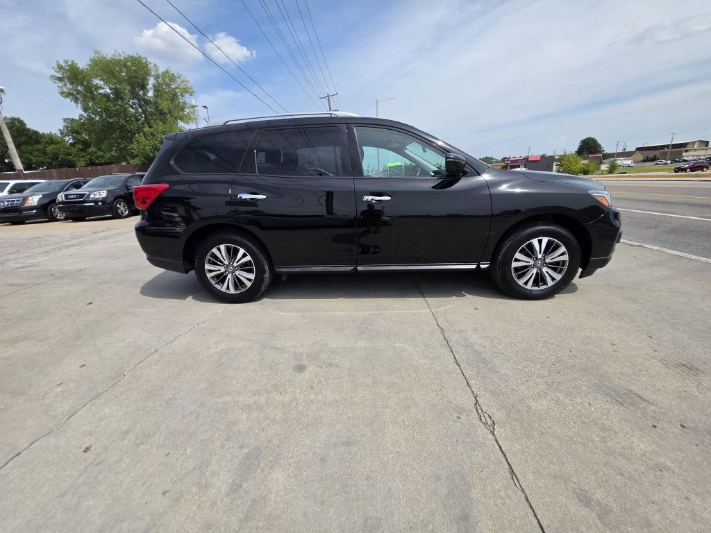 2017 Nissan Pathfinder Image 2