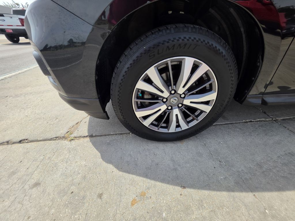 2017 Nissan Pathfinder Image 11