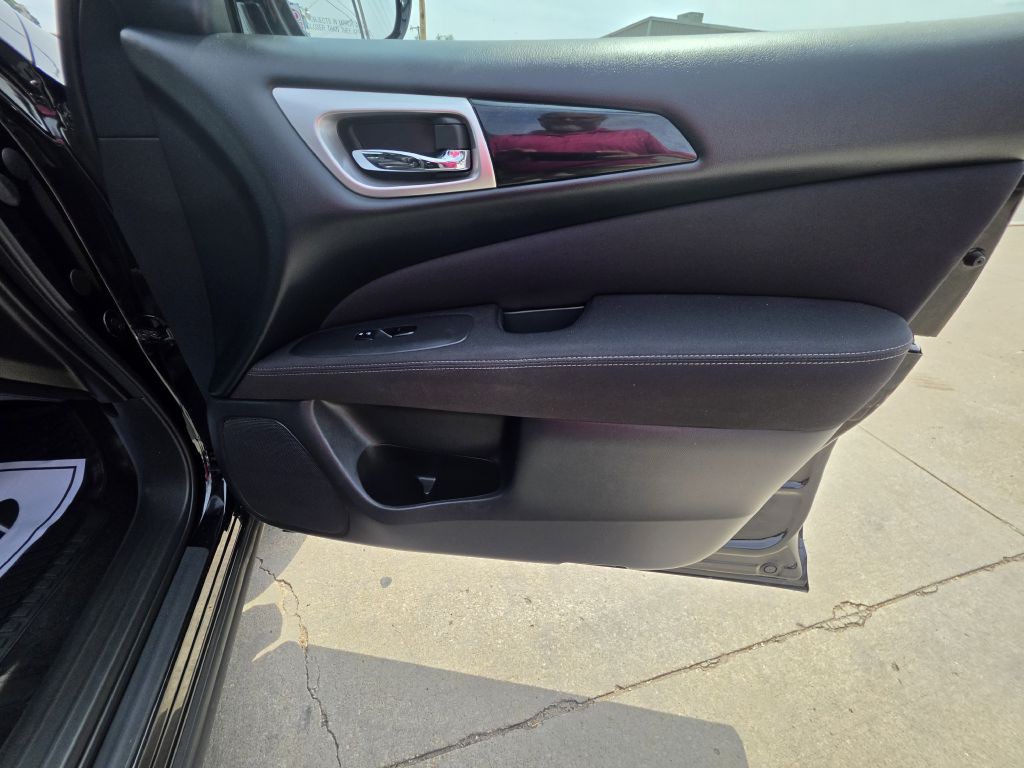 2017 Nissan Pathfinder Image 16