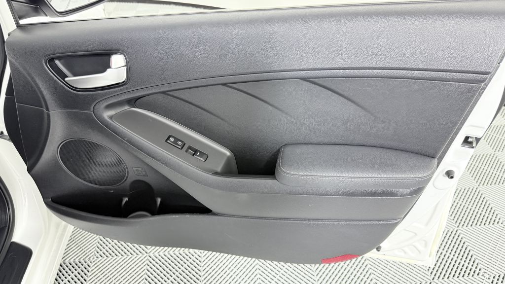 2017 Kia Forte Image 24