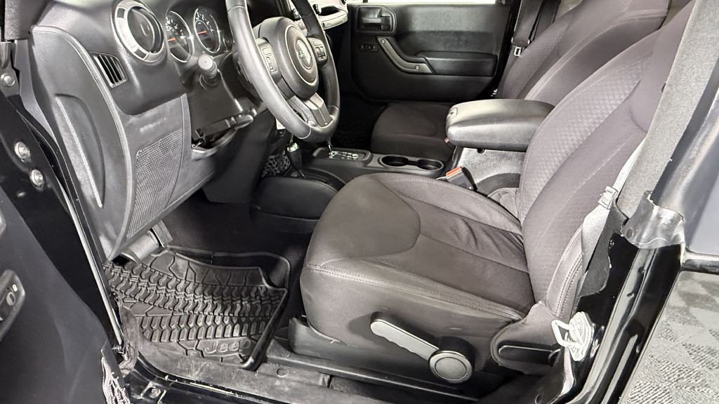 2013 Jeep Wrangler Image 9