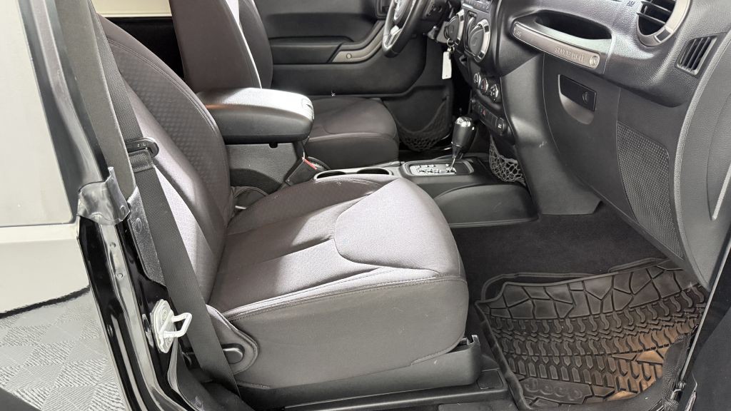 2013 Jeep Wrangler Image 21