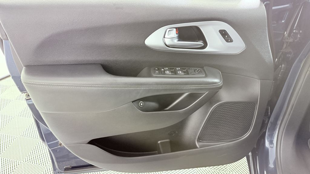 2021 Chrysler Pacifica Image 10