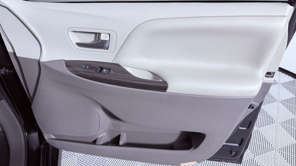 2020 Toyota Sienna Image 30