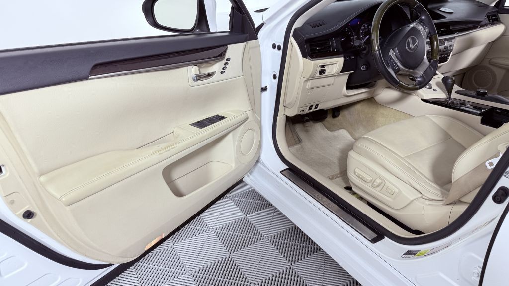 2013 Lexus ES Image 9