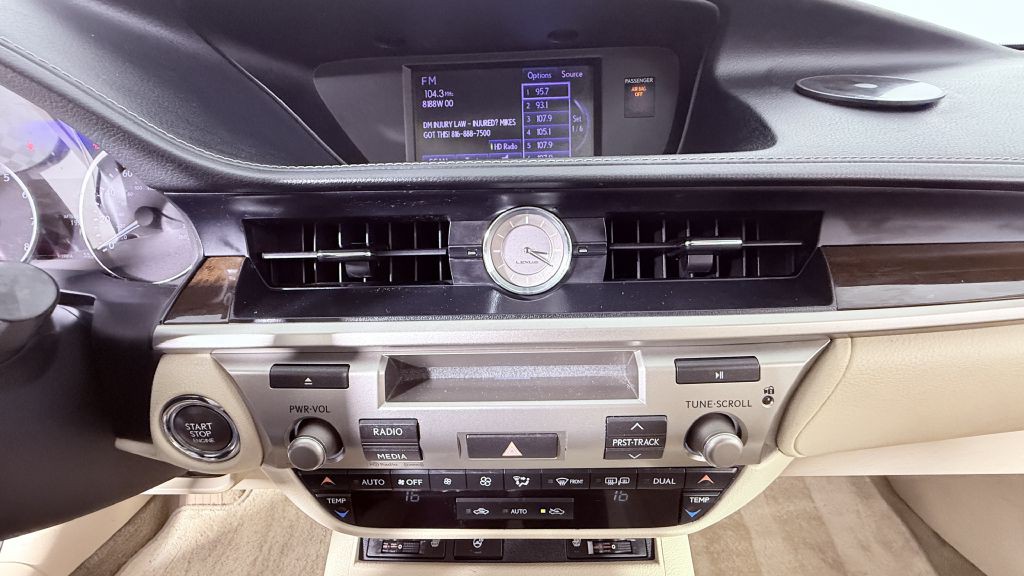 2013 Lexus ES Image 11