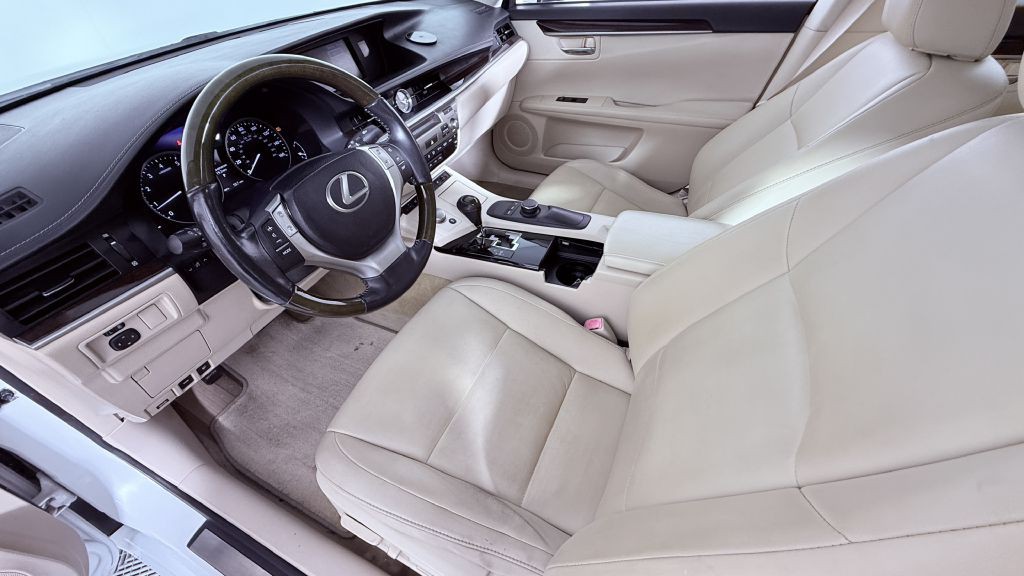 2013 Lexus ES Image 13