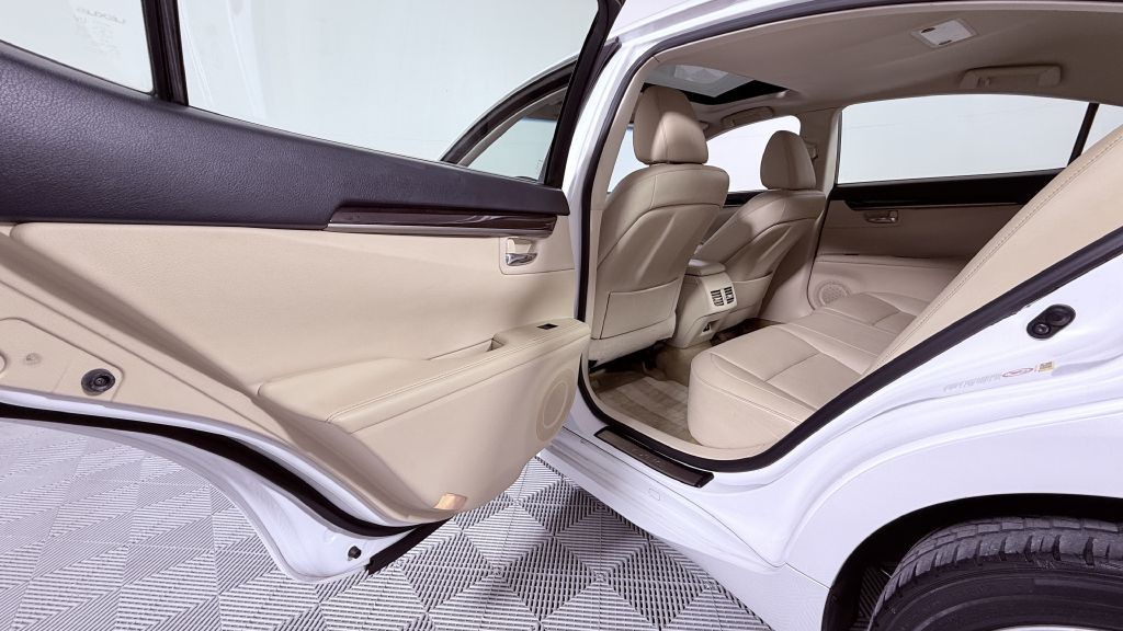 2013 Lexus ES Image 15