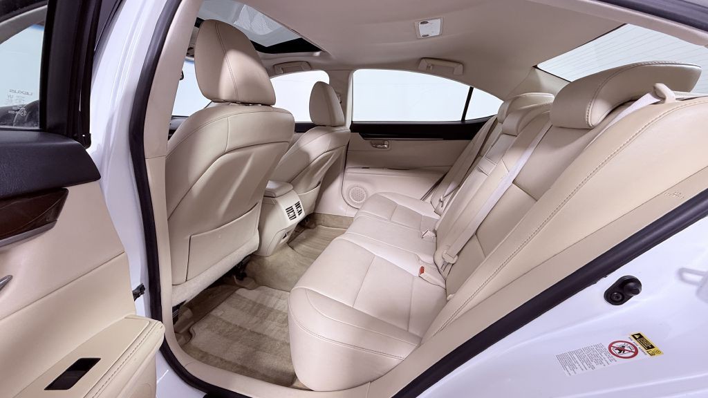 2013 Lexus ES Image 16