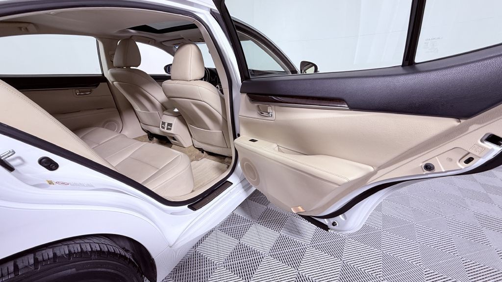 2013 Lexus ES Image 17