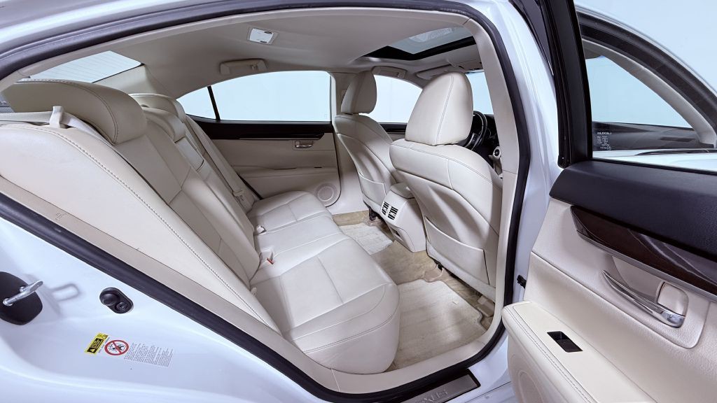 2013 Lexus ES Image 18