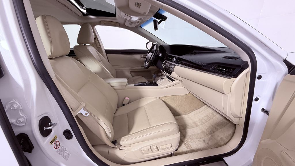 2013 Lexus ES Image 19