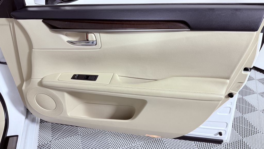 2013 Lexus ES Image 20