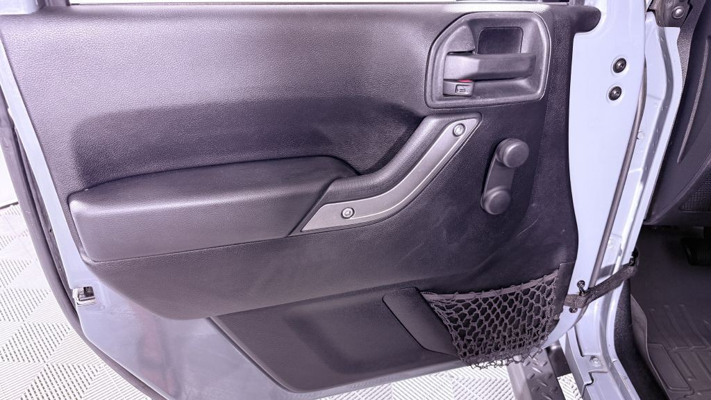 2014 Jeep Wrangler Image 9