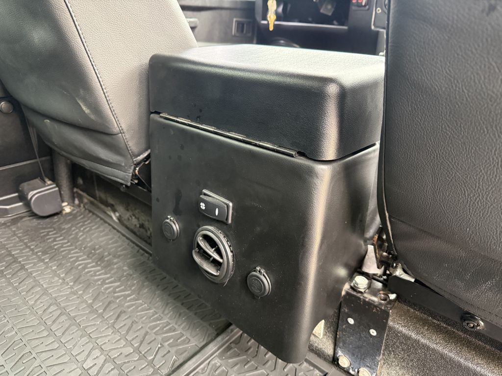 1993 Land Rover Defender Image 22