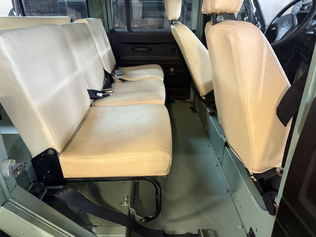 1993 Land Rover Defender Image 4