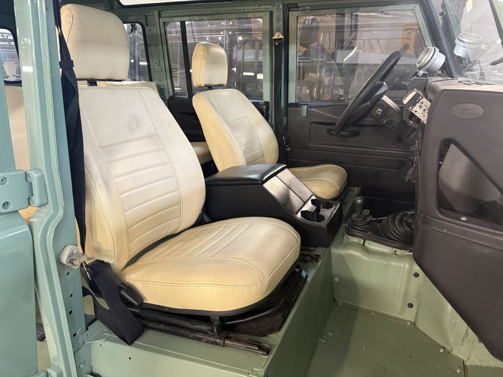 1993 Land Rover Defender Image 5