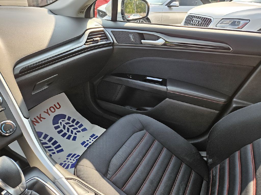 2016 Ford Fusion Image 32