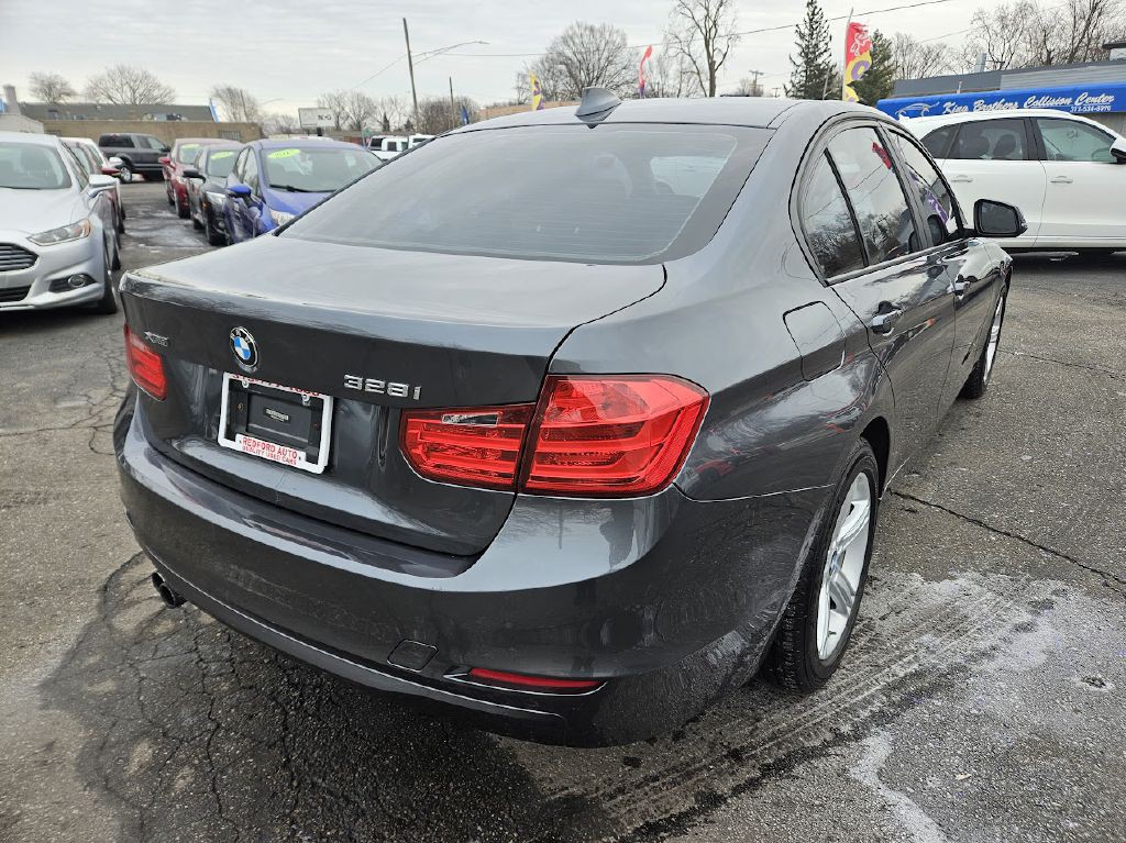 2015 BMW 3 Series Image 9