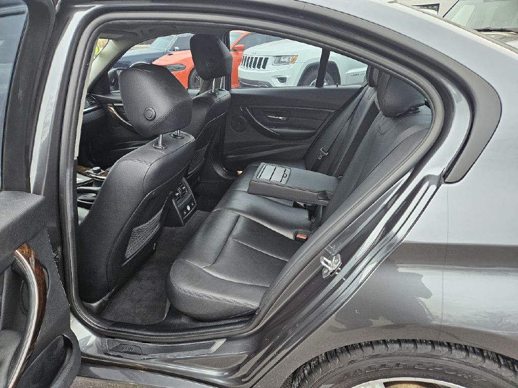 2015 BMW 3 Series Image 32