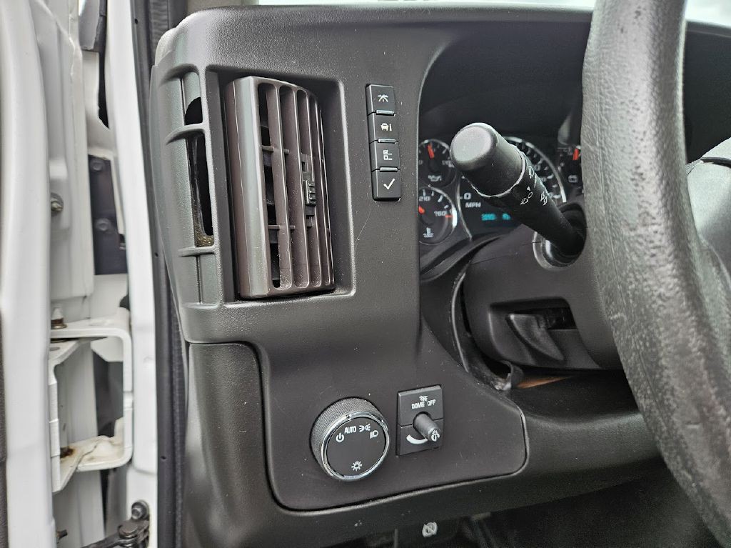 2021 Chevrolet Express Image 25