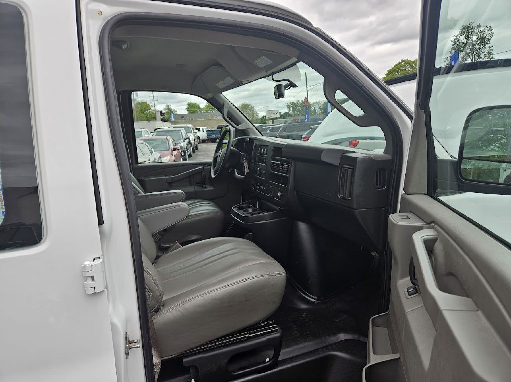 2021 Chevrolet Express Image 32