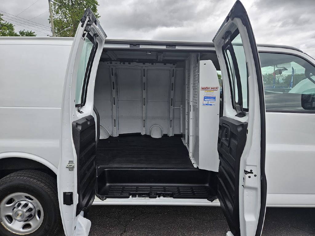 2021 Chevrolet Express Image 7