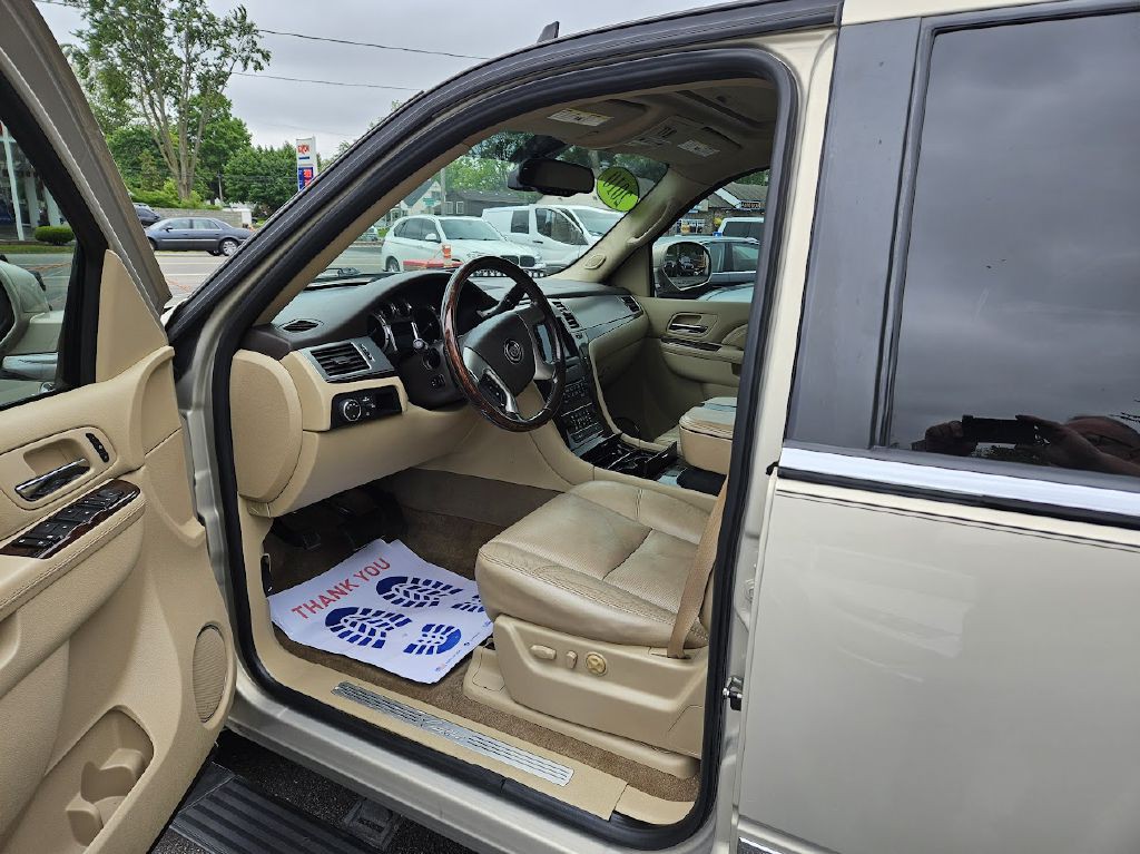 2010 Cadillac Escalade Image 12